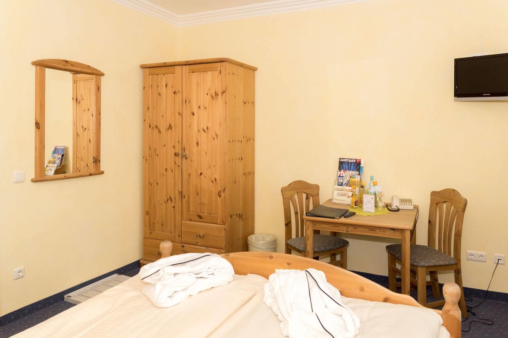 Hotel Und Landgasthof Zum Bockshahn Spessart エクステリア 写真
